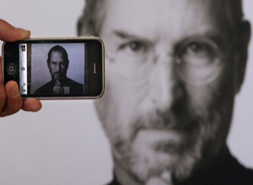 La decisión de volver a traer a Steve Jobs a Apple, después de ser despedido, salvó de la bancarrota a la empresa.